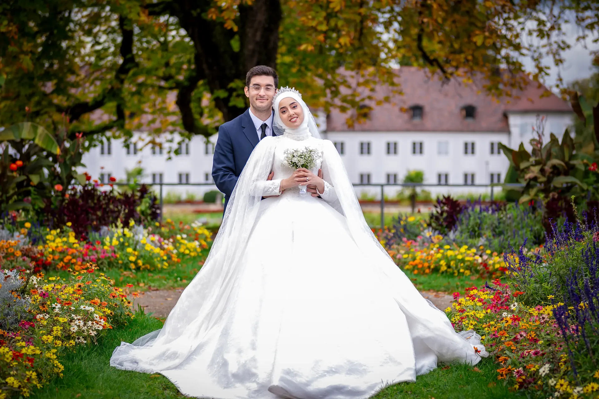 Brautpaar vor dem Schloss – echte Hochzeit im Allgäu, fotografiert von Mark Tietz