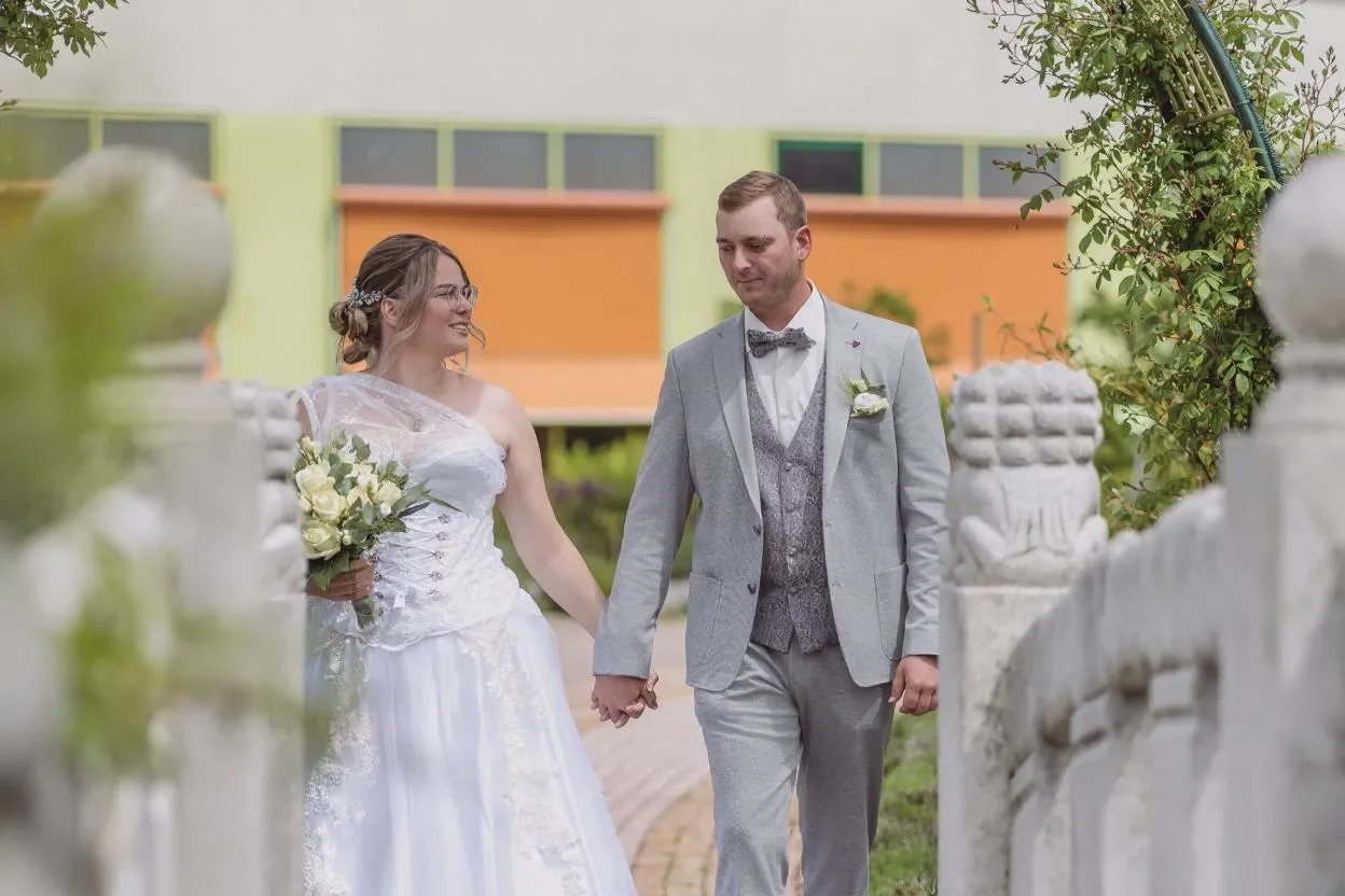 Elegantes Brautpaar Spaziergang