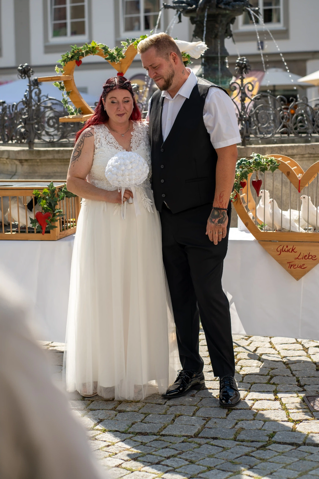 Ungestelltes Hochzeitsfoto: Brautpaar bei der standesamtlichen Trauung in Kempten – ehrliche Emotionen statt Pose